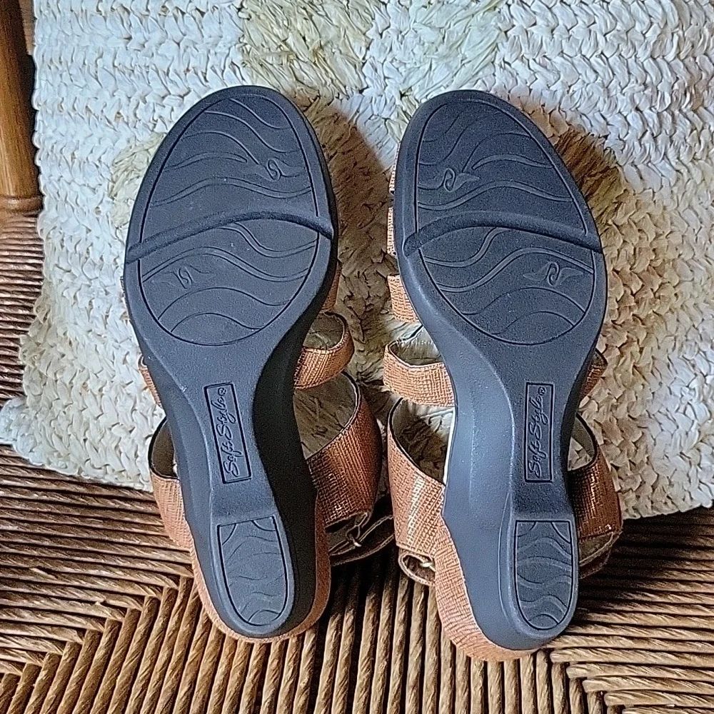 NWOT,  Soft Style Patsie, sandals, size  7.5 narrow, bronze